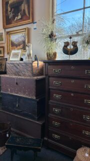 Did you know?🚗 We often sell cars and boats at the shop, including antique autos like this awesome F150 truck sold last fall! Swing in next time you see something in the lot❤️
#vintage #antique #foresideantiques #portlandme #antiqueauto